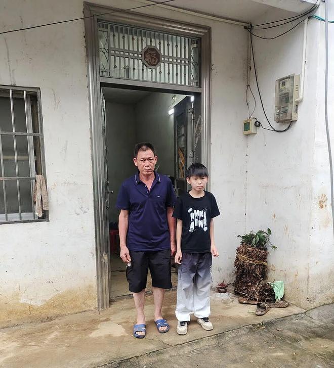 广东14岁男孩半年长胖20斤，得知原因后网友哭了！（组图） - 2