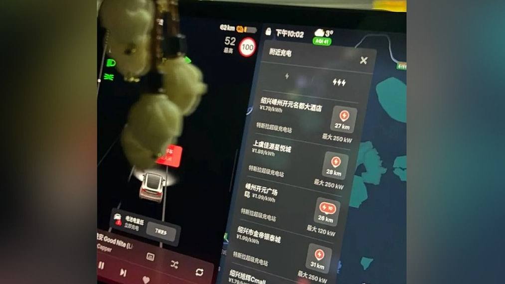 剩72公里续航！特斯拉高速路突断电，内地车主呻：死火灯都开不了（视频/组图） - 1