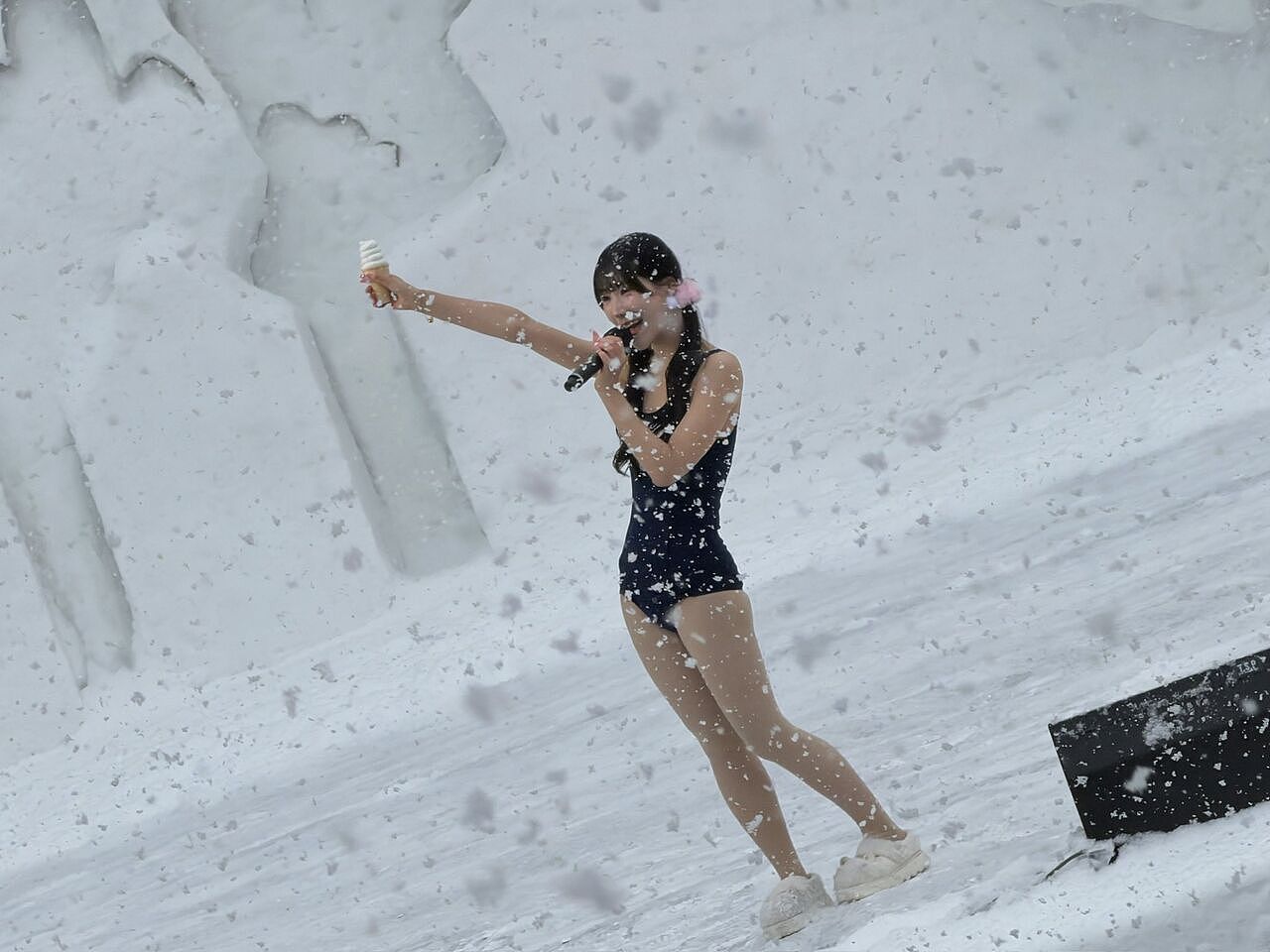 日女偶像雪祭穿泳装表演惹议!公司急上火线发声喊冤(组图) - 1