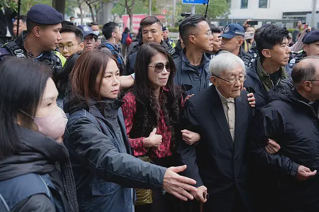 黎智英国安法案件:黎智英判囚20年,苹果员工判囚6年9个月至10年(组图) - 9