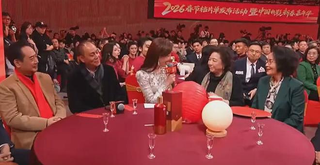 央视电影活动名场面!明星站位太讲究,朱一龙让位,易烊千玺C位(组图) - 32