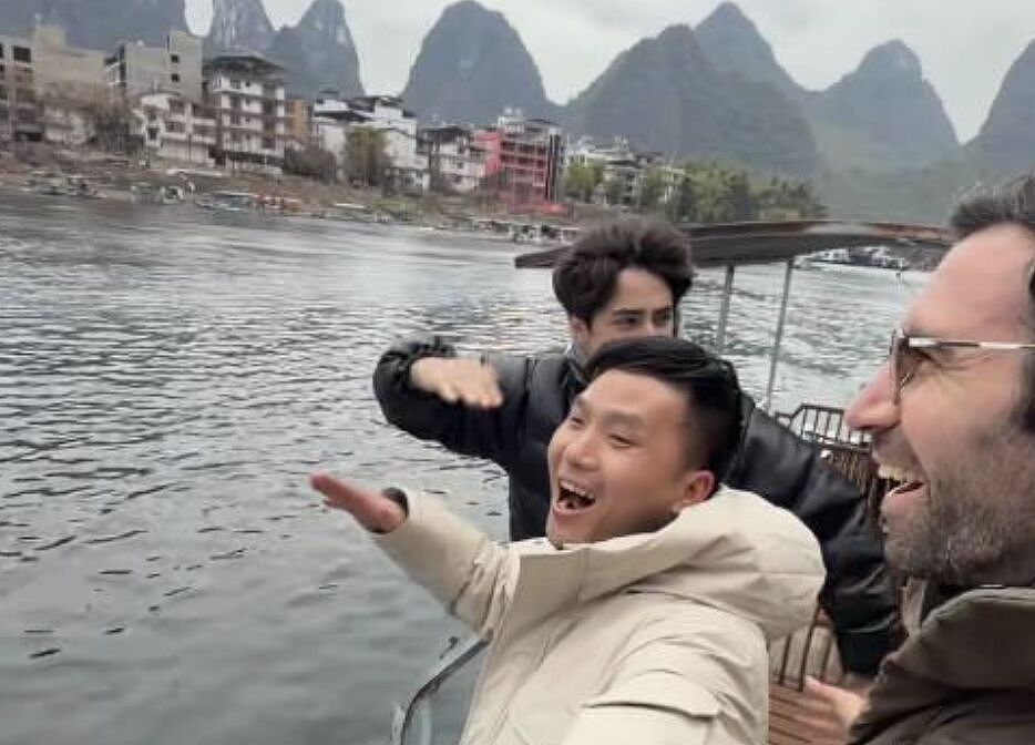 敢接单吗？外国网红叫车从海南到东北！抵达后司机爆哭：第一次看见雪（组图） - 1