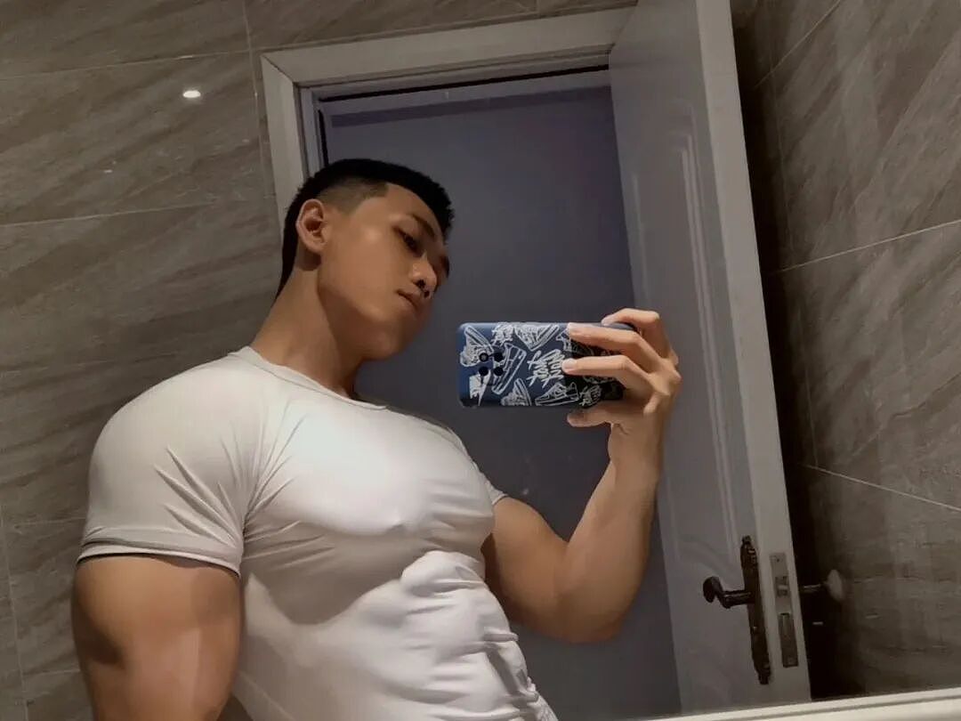 【帅哥】32岁重庆健身直男,狂刷夏天清凉装,这网纱背心帅到没人敢搭讪,硕大胸肌很炸裂(组图) - 1
