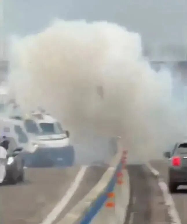 高速公路变战场!运钞车遭武装悍匪突袭,炸药爆破火光冲天!AK47狂射警车画面曝(视频/组图) - 7