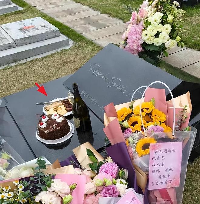大S结婚4周年具俊晔守墓一整天,将红酒和蛋糕放在墓碑上(组图) - 2