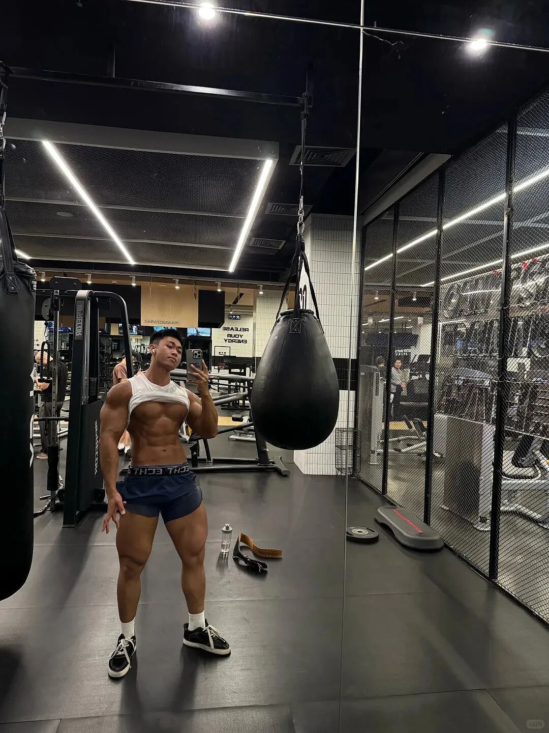 【帅哥】32岁重庆健身直男,狂刷夏天清凉装,这网纱背心帅到没人敢搭讪,硕大胸肌很炸裂(组图) - 3
