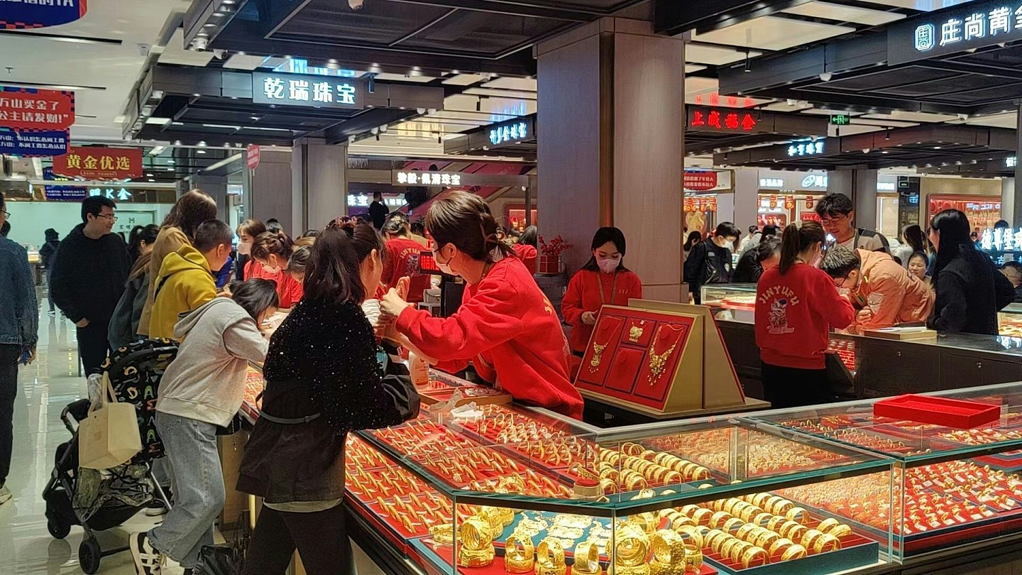 水贝黄金私盘爆煲!50岁港妈购金蚀5万,瞒女儿北上维权:惊被闹死(组图) - 3