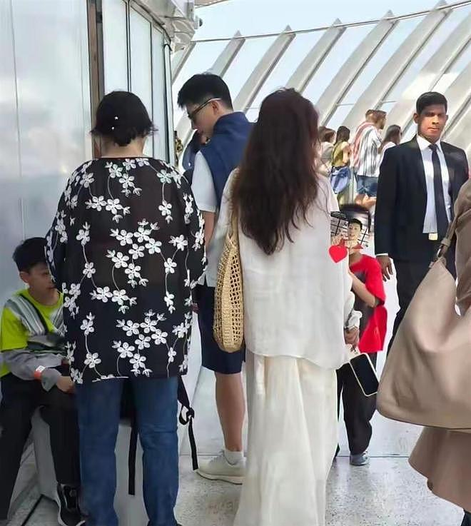 马龙带妻子一家4口阿联酋旅游,夏露穿一身白裙美得不像孩子妈!(组图) - 1