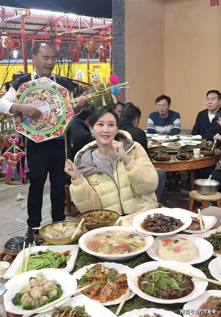 47岁胡静近况曝光！回云南娘家吃杀猪宴接地气，与富豪老公恩爱17年（组图） - 5
