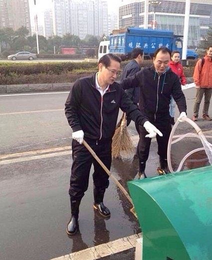 易炼红多名家人被查,儿子名列官场“七公子”(组图) - 2