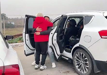 二哥返乡经过湖南着急赶路，弟弟驾车30公里去高速口送饭，兄弟俩拥抱一幕看哭网友（视频/组图） - 1