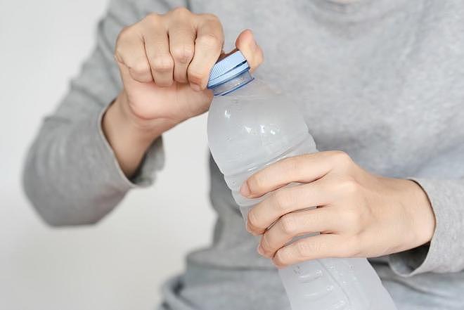 研究人员以为算错了:瓶装水塑料污染是自来水3倍!每升含600万个塑料颗粒可能入脑(组图) - 2