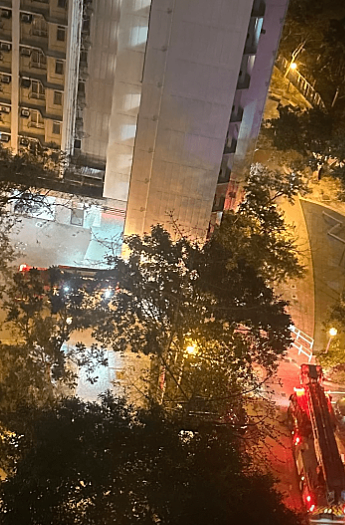 香港清河邨单位疑电热垫短路起火！87岁妇吸入浓烟送院，约300人疏散（组图） - 2