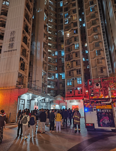 香港清河邨单位疑电热垫短路起火！87岁妇吸入浓烟送院，约300人疏散（组图） - 7