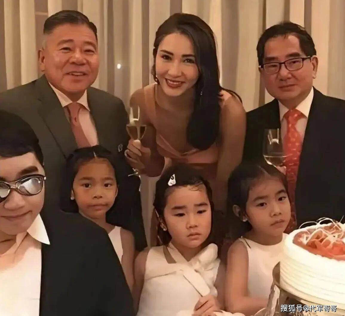 54岁黎姿近况曝光!嫁大15岁残疾富豪生3个女儿,如今成人生赢家(组图) - 12
