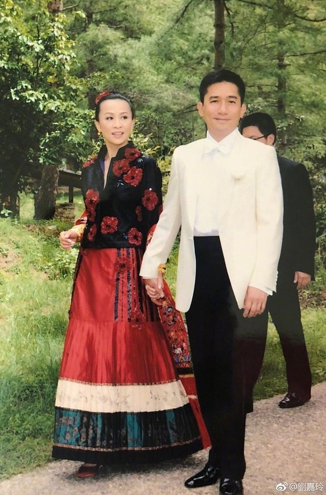 梁朝伟过安检遇网友,可怜眼神求救!刘嘉玲搞笑反应引热议(组图) - 7