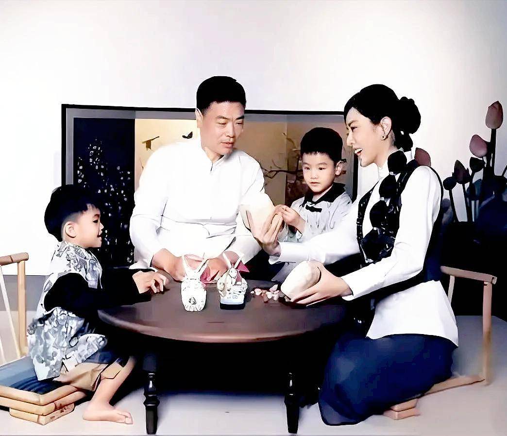 龙洋将第5次主持央视春晚！她不学董卿嫁富豪，要学李思思嫁爱情（组图） - 13
