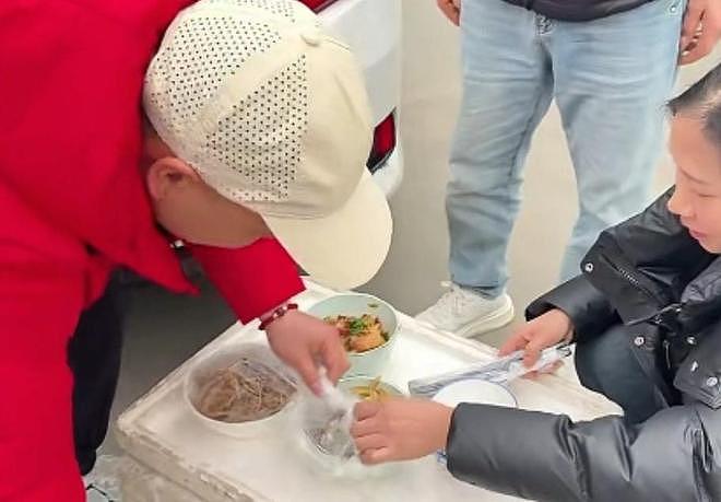 二哥返乡经过湖南着急赶路，弟弟驾车30公里去高速口送饭，兄弟俩拥抱一幕看哭网友（视频/组图） - 2