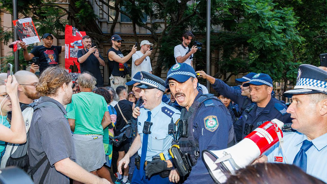 悉尼CBD一片混乱!数千警察出动,只为保护一个人,大批抗议者被警方逮捕...(组图) - 3