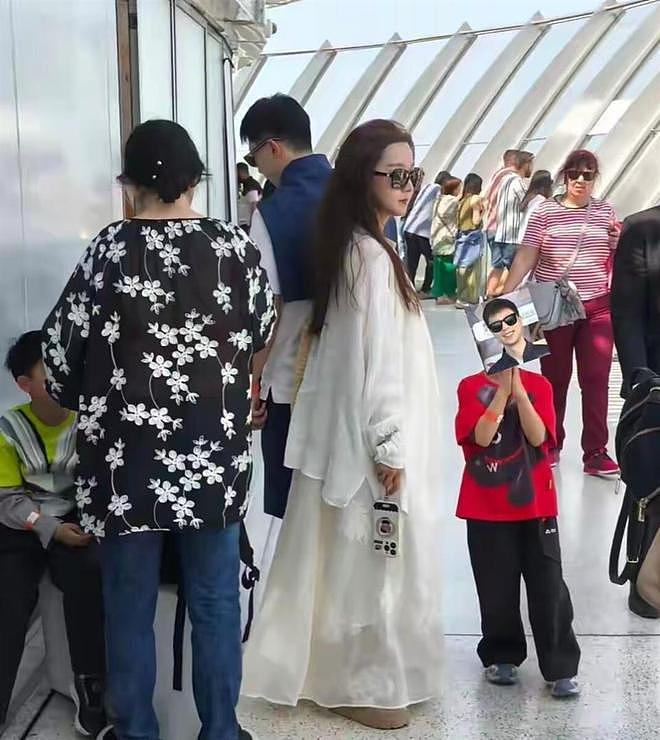 马龙带妻子一家4口阿联酋旅游,夏露穿一身白裙美得不像孩子妈!(组图) - 3