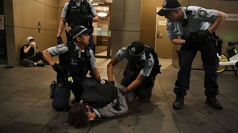 悉尼CBD一片混乱!数千警察出动,只为保护一个人,大批抗议者被警方逮捕...(组图) - 8