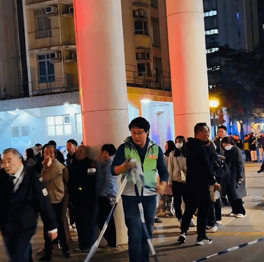 香港清河邨单位疑电热垫短路起火！87岁妇吸入浓烟送院，约300人疏散（组图） - 5