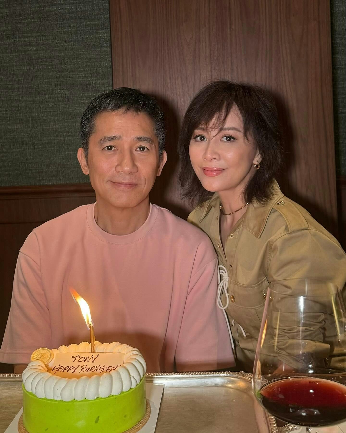 梁朝伟过安检遇网友,可怜眼神求救!刘嘉玲搞笑反应引热议(组图) - 2