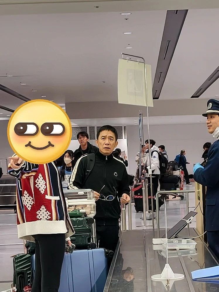 梁朝伟过安检遇网友,可怜眼神求救!刘嘉玲搞笑反应引热议(组图) - 4