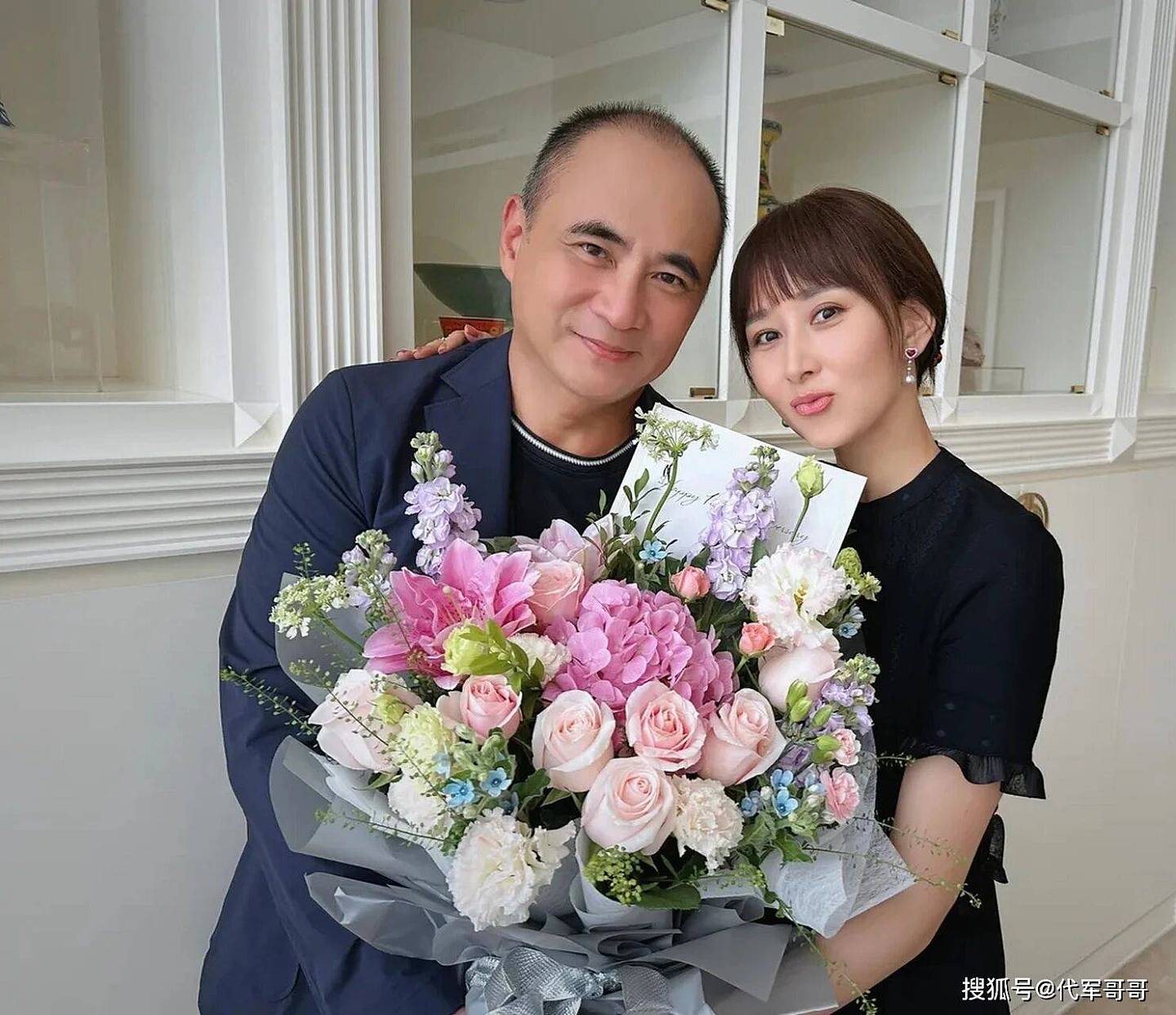 47岁胡静近况曝光！回云南娘家吃杀猪宴接地气，与富豪老公恩爱17年（组图） - 9