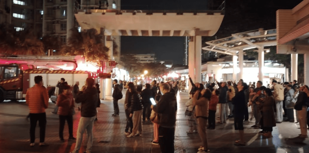 香港清河邨单位疑电热垫短路起火！87岁妇吸入浓烟送院，约300人疏散（组图） - 3