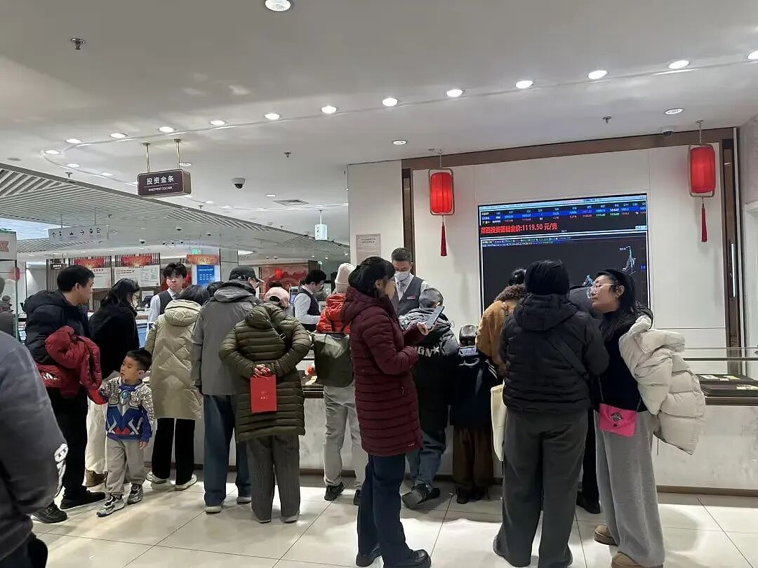 女子一次性出手8公斤金条套现近900万，花一个多小时办理业务；工作人员：近期千万元级别套现每天都有（组图） - 2