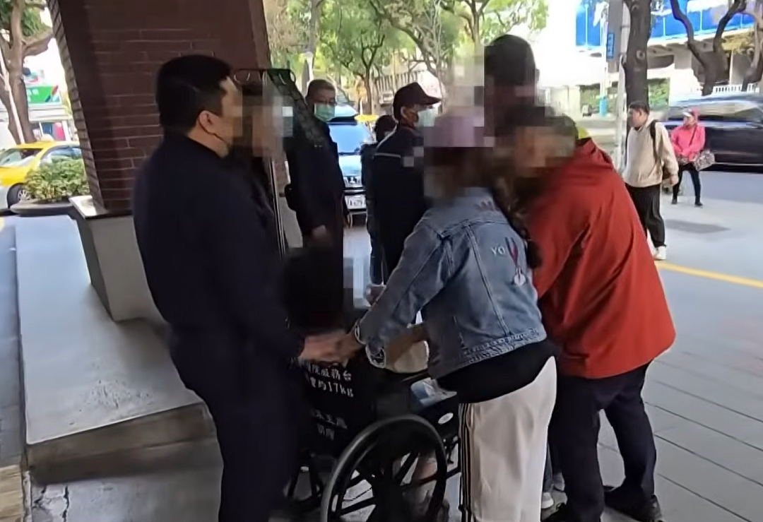 102岁老翁娶68岁看护被骗8亿？家属医院抢人，网友：都不是好东西（组图） - 1