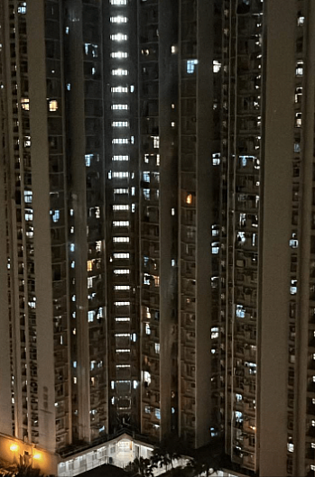 香港清河邨单位疑电热垫短路起火！87岁妇吸入浓烟送院，约300人疏散（组图） - 6