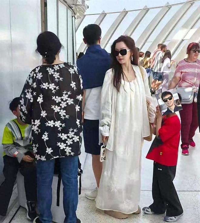 马龙带妻子一家4口阿联酋旅游,夏露穿一身白裙美得不像孩子妈!(组图) - 4