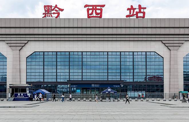 二哥返乡经过湖南着急赶路，弟弟驾车30公里去高速口送饭，兄弟俩拥抱一幕看哭网友（视频/组图） - 3