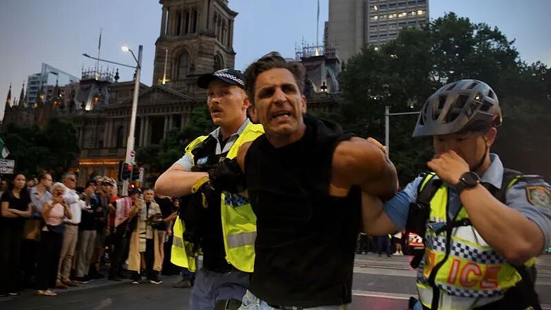 悉尼CBD一片混乱!数千警察出动,只为保护一个人,大批抗议者被警方逮捕...(组图) - 7