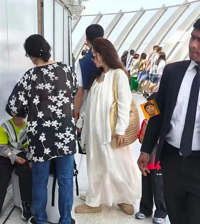 马龙带妻子一家4口阿联酋旅游,夏露穿一身白裙美得不像孩子妈!(组图) - 5