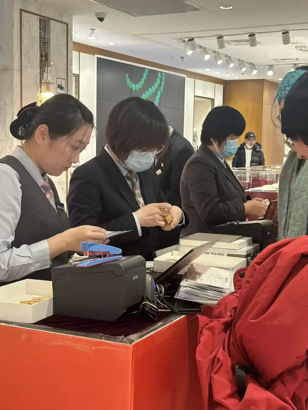 女子一次性出手8公斤金条套现近900万，花一个多小时办理业务；工作人员：近期千万元级别套现每天都有（组图） - 1