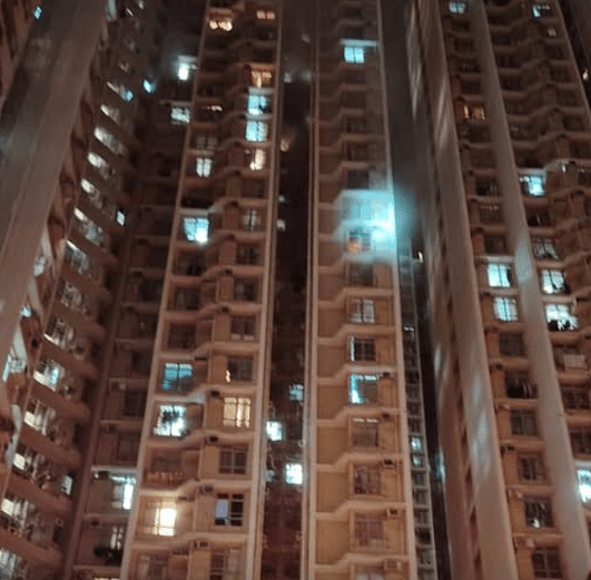 香港清河邨单位疑电热垫短路起火！87岁妇吸入浓烟送院，约300人疏散（组图） - 4