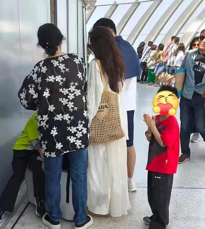 马龙带妻子一家4口阿联酋旅游,夏露穿一身白裙美得不像孩子妈!(组图) - 2