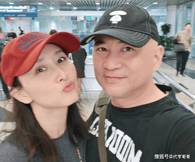 47岁胡静近况曝光！回云南娘家吃杀猪宴接地气，与富豪老公恩爱17年（组图） - 6