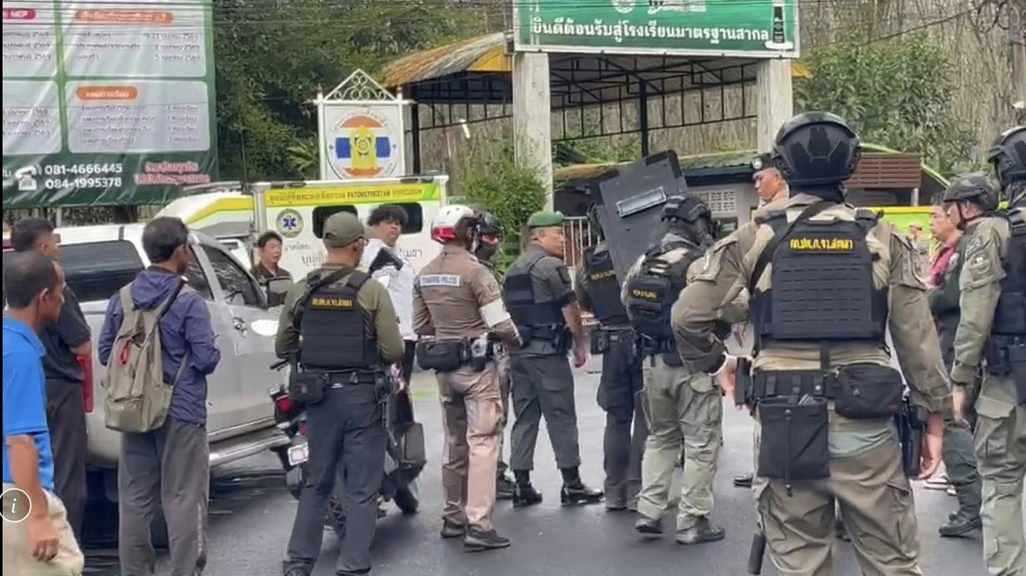 泰国合艾枪手闯校园挟持师生后被捕，至少3伤！民众飞奔逃离现场（视频/组图） - 3