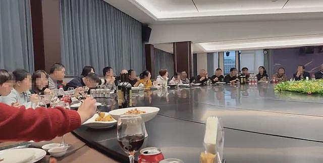 餐厅推坐55人大圆桌“有些菜,一旦错过,就不再...”(组图) - 3