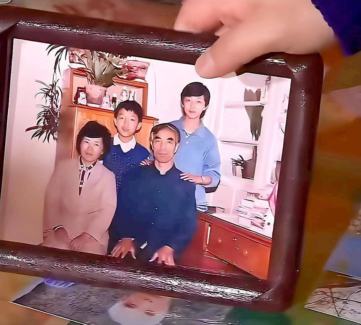 黄勃：接连将父母送养老院，父亲离世后，他与妻子有个泪奔的约定（组图） - 6