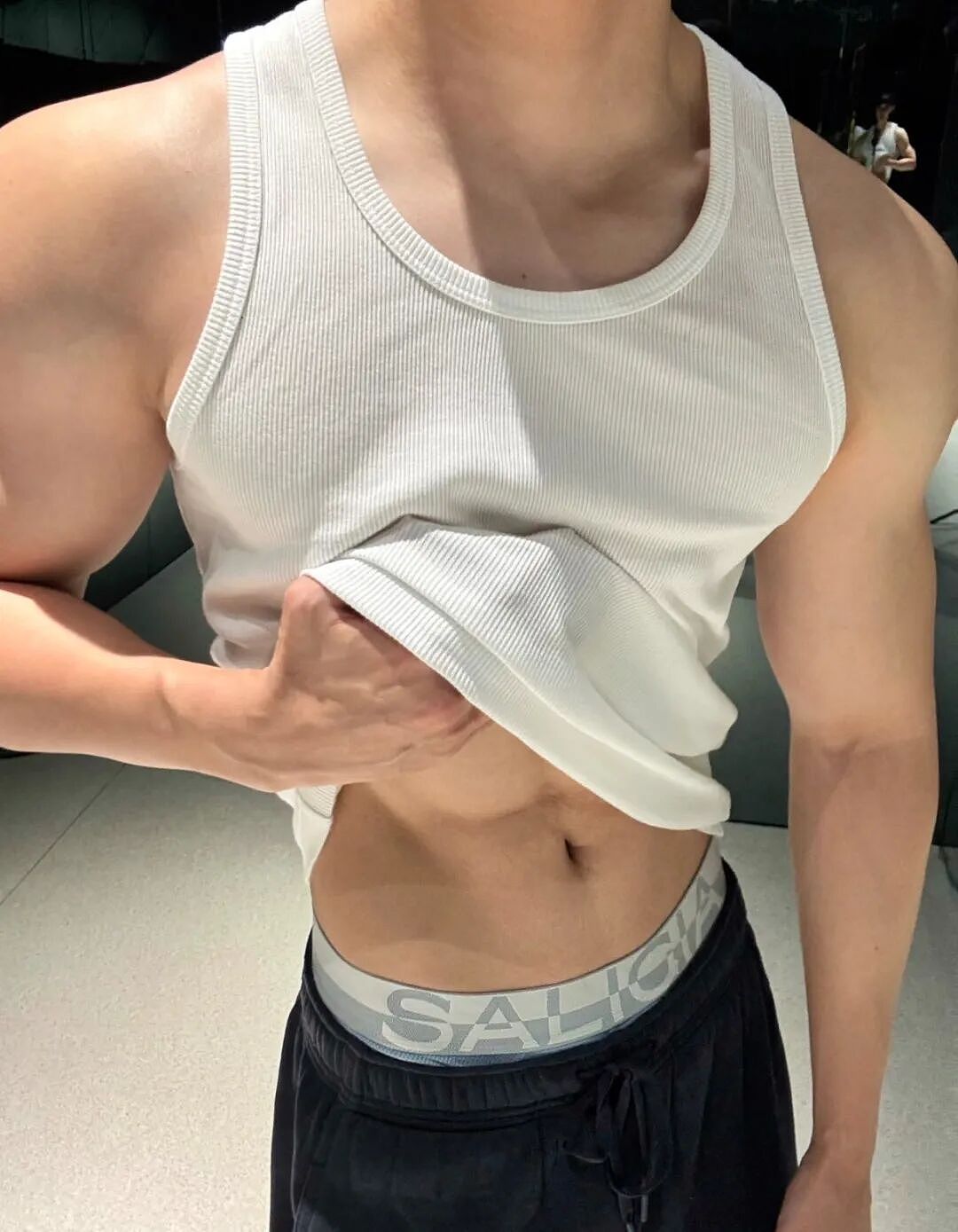 【帅哥】广东宽肩窄腰白皮小狼狗，粉嫩胸肌超诱人...（组图） - 4