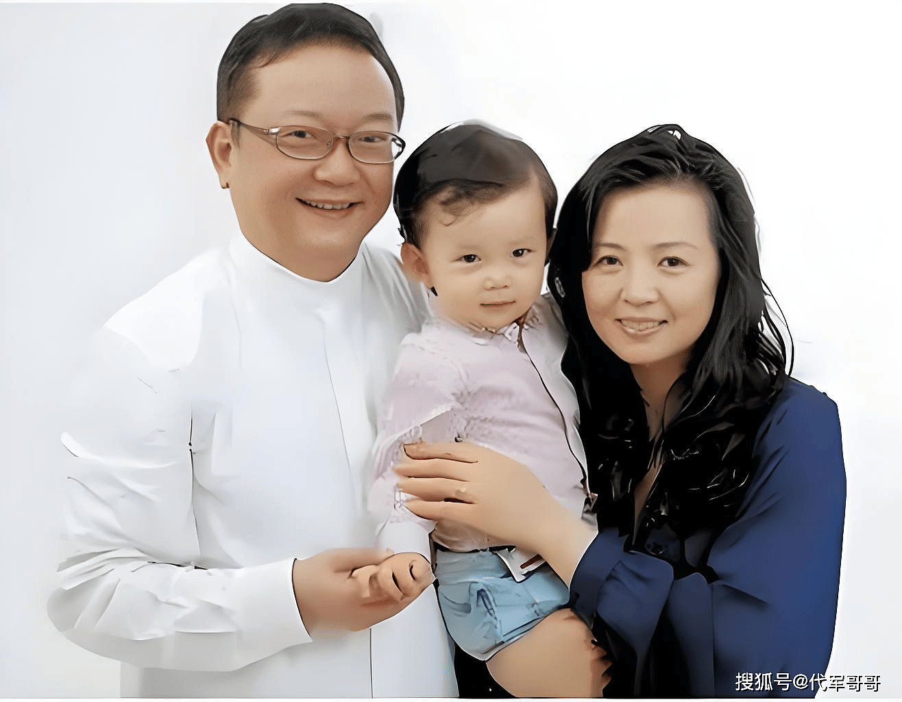 77岁王刚近况曝光！三婚娶小20岁美女教授，如今为了17岁儿子奔波不停（组图） - 3