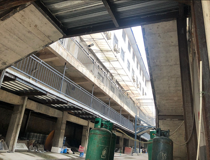 继KK园区后，另一电诈“青松园区”内貌首曝光！铁栏铁网双重封窗（组图） - 2