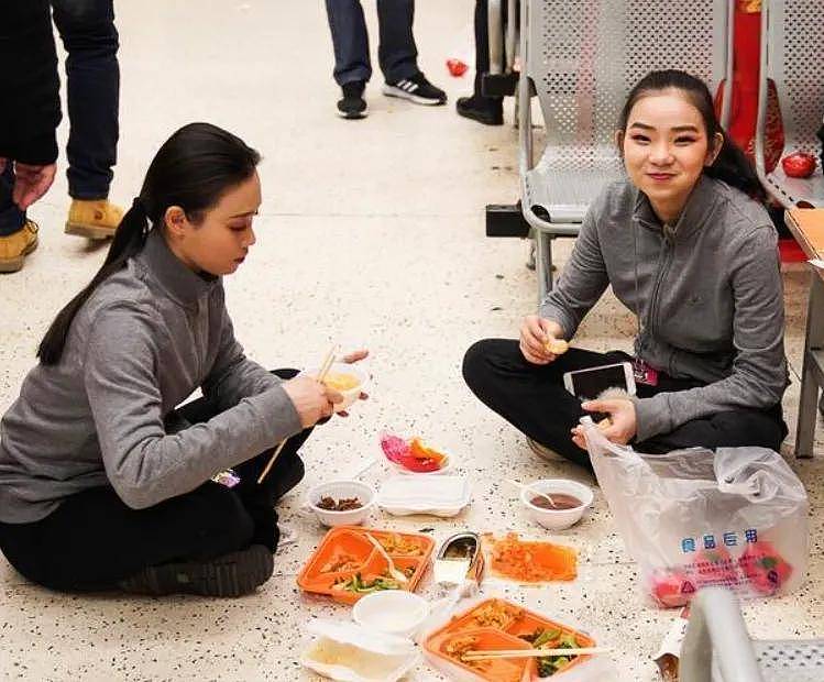 春晚幕后伙食曝光,明星彩排也吃盒饭....(组图) - 15
