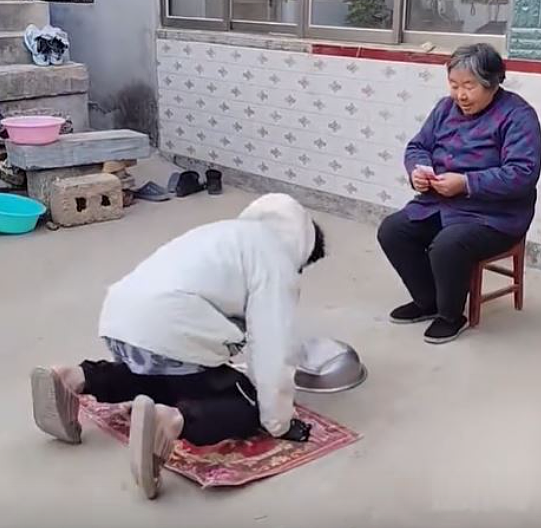 999元“代拜年+叩头”服务引爆争议！平台下架，已购者获3倍赔偿（视频/组图） - 5