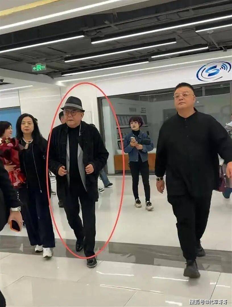 77岁王刚近况曝光！三婚娶小20岁美女教授，如今为了17岁儿子奔波不停（组图） - 6